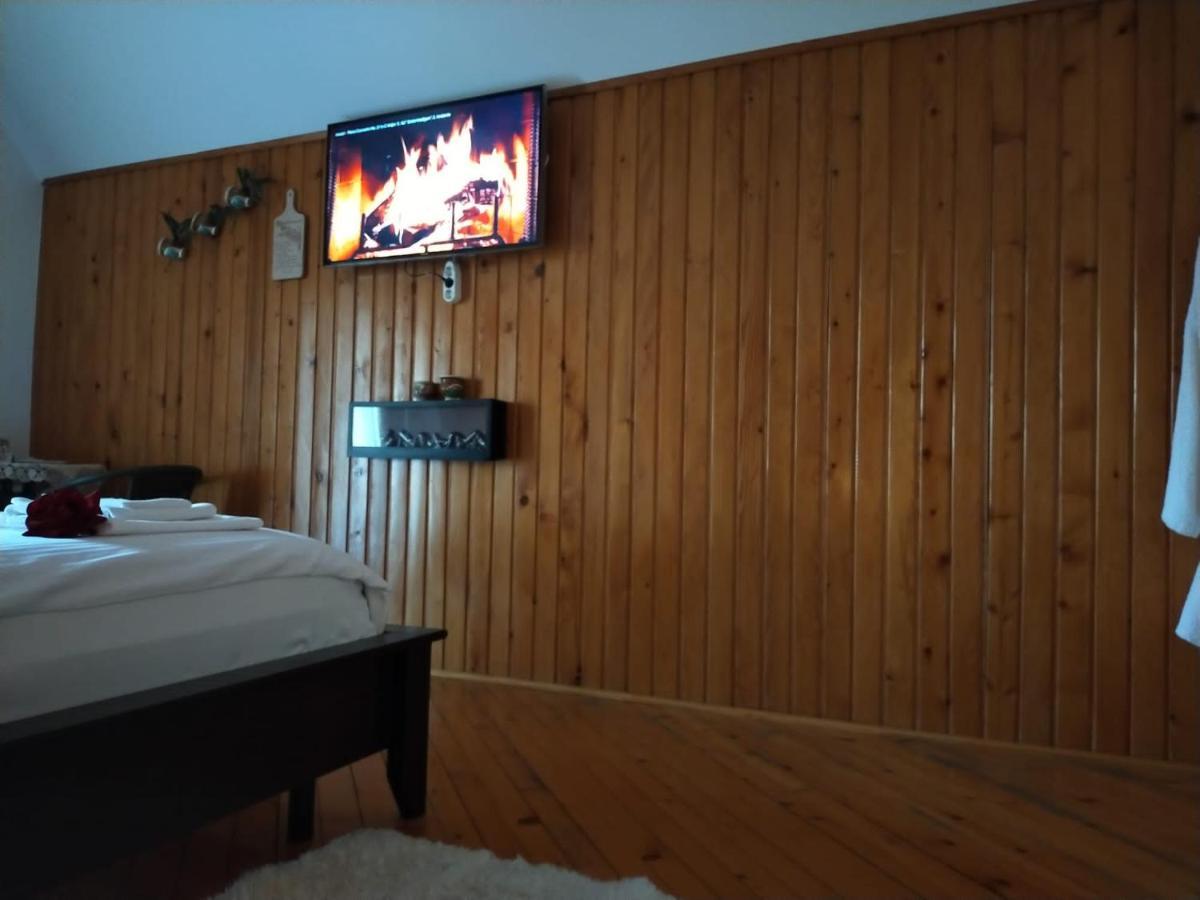 Casa Maria Roses Hotell Rîşnov Exteriör bild